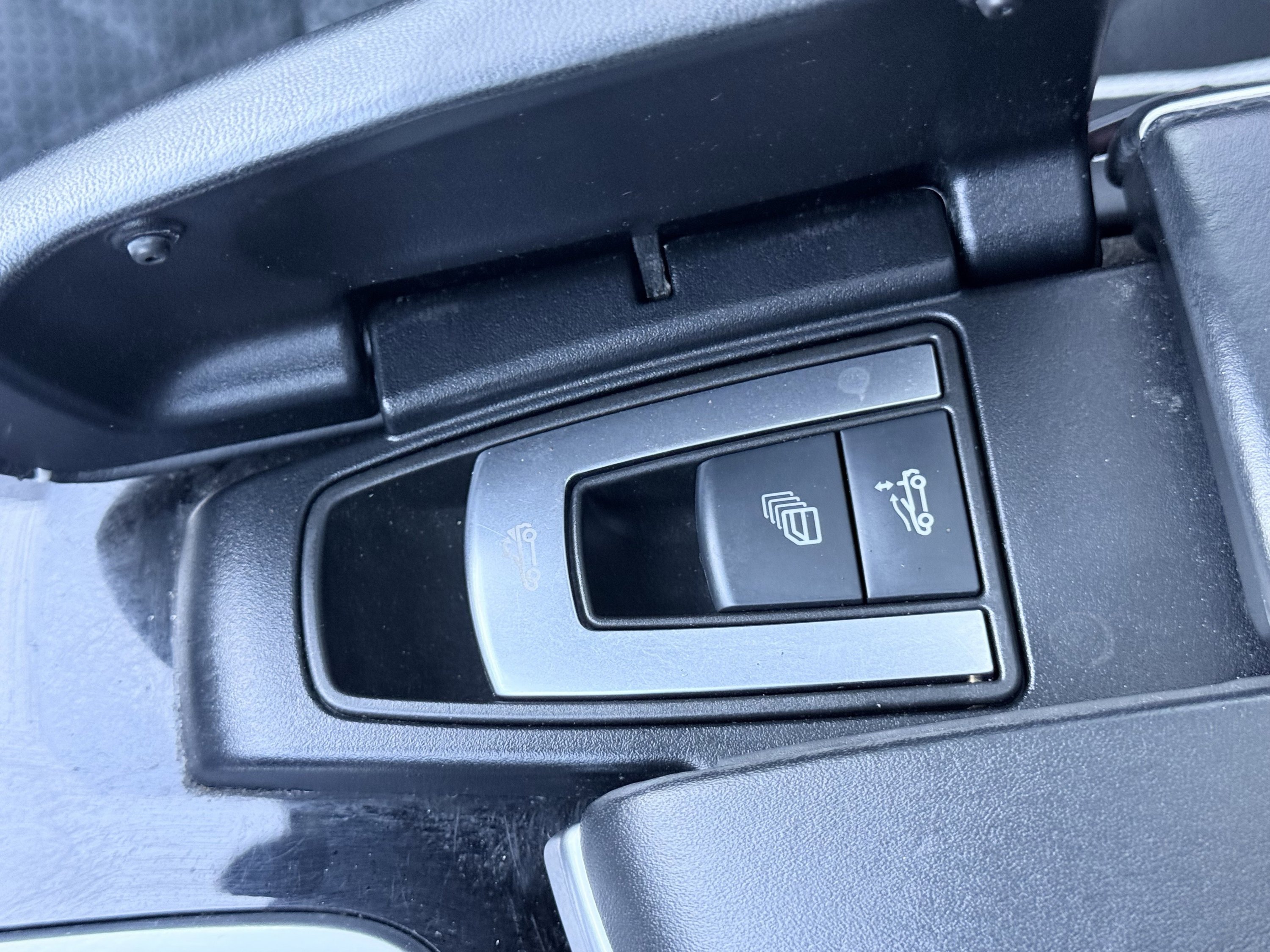 Used 2015 Mercedes-Benz SL 63 AMG image 44