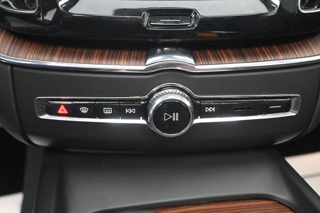Used 2023 Volvo XC60 B5 Plus image 18