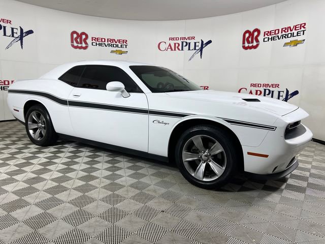 Used 2015 Dodge Challenger SXT image 1