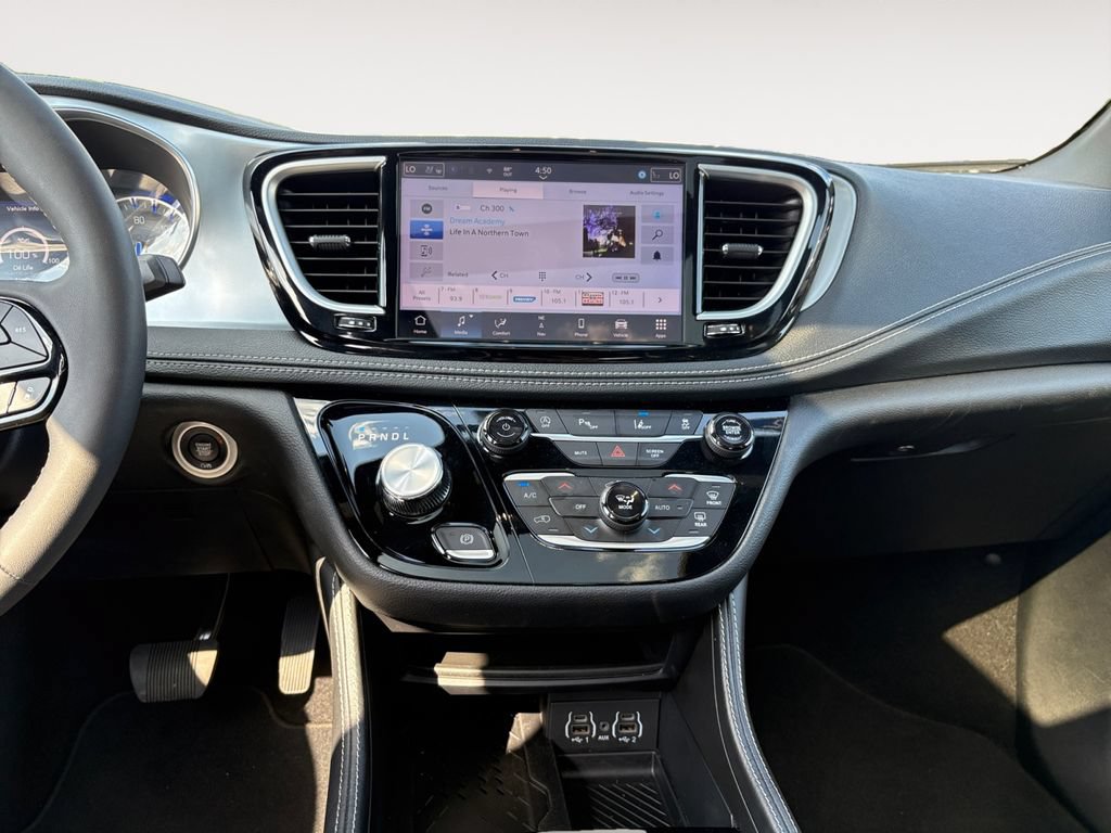 Used 2025 Chrysler Pacifica Limited FWD image 11