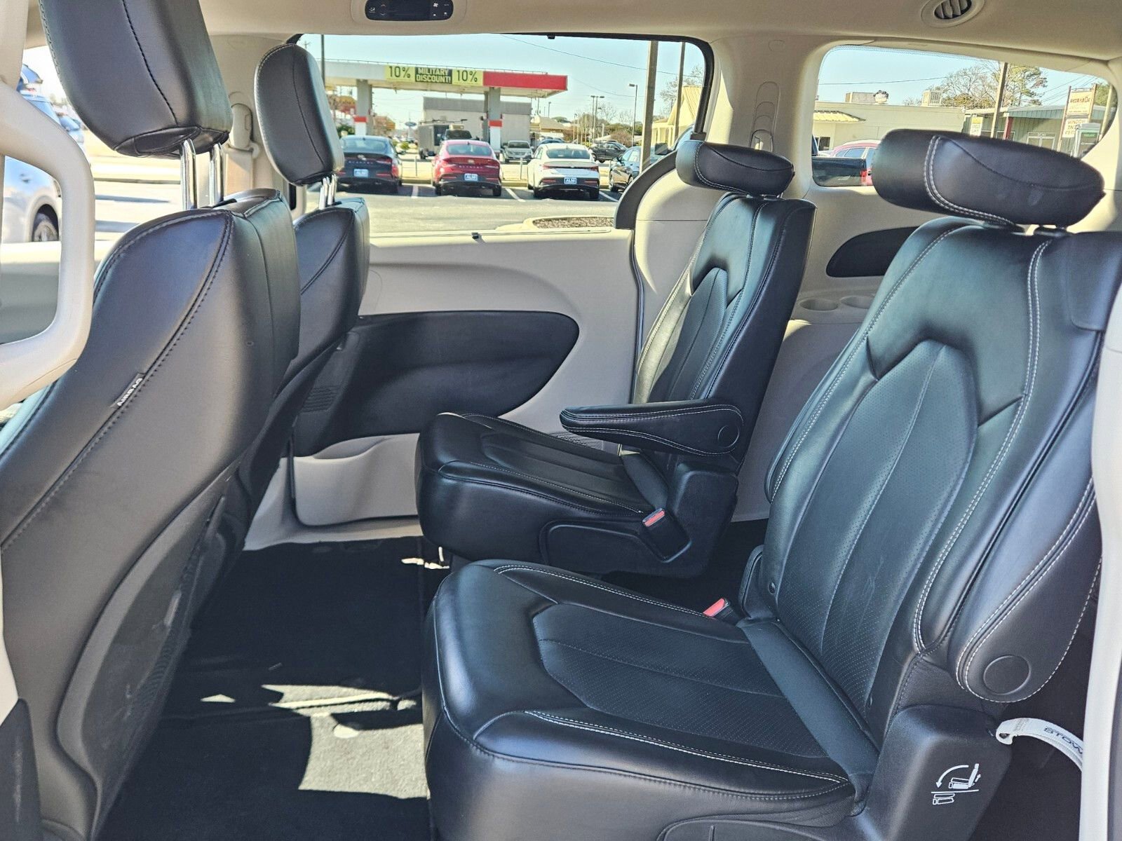 Used 2023 Chrysler Pacifica Touring-L image 6
