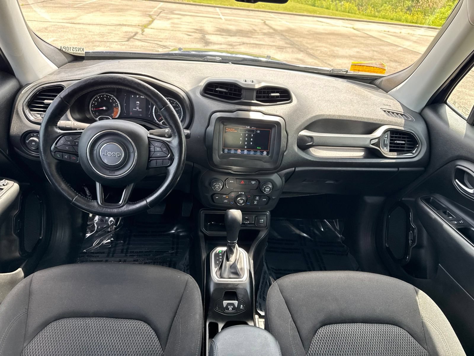 Used 2018 Jeep Renegade Altitude w/ Cold Weather Group FWD image 13