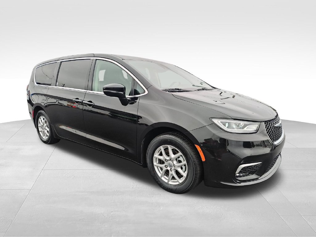 Used 2024 Chrysler Pacifica Touring-L FWD image 7