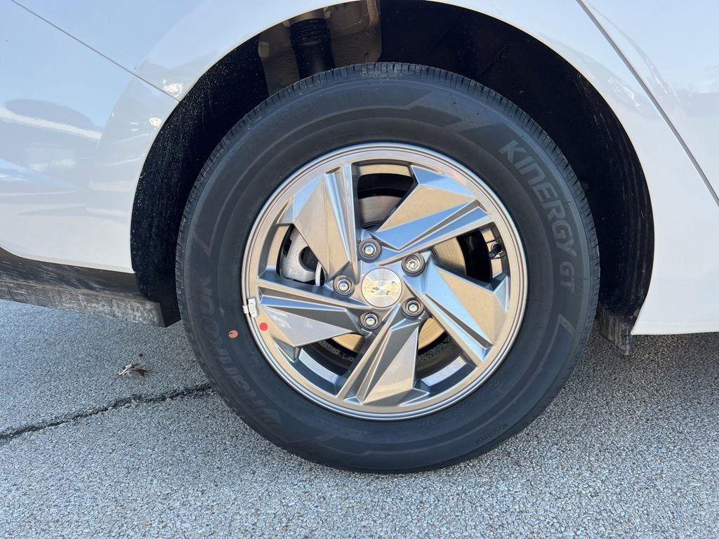 Used 2025 Hyundai Elantra SE image 9