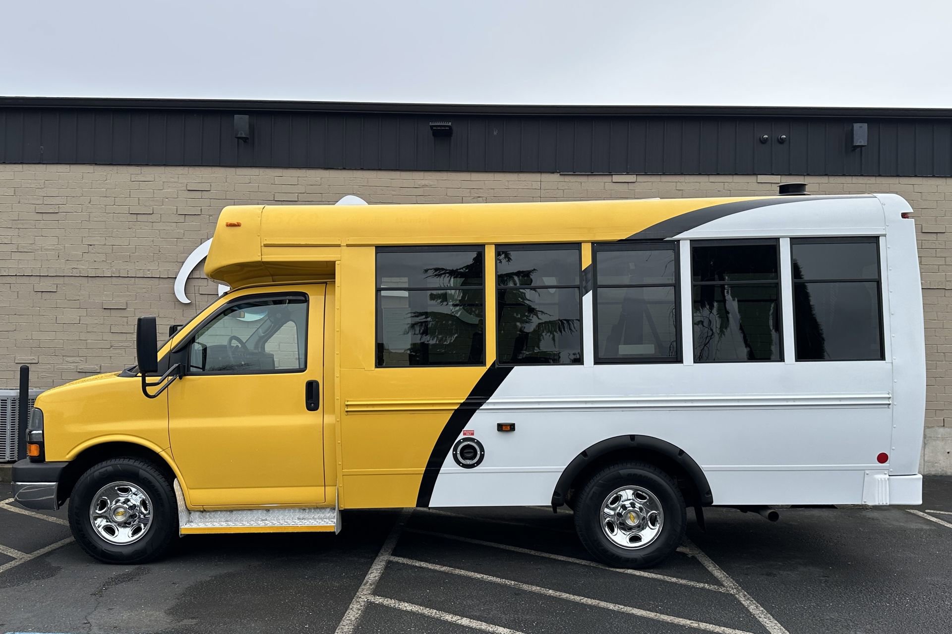 Used 2015 Chevrolet Express 3500 RWD image 8
