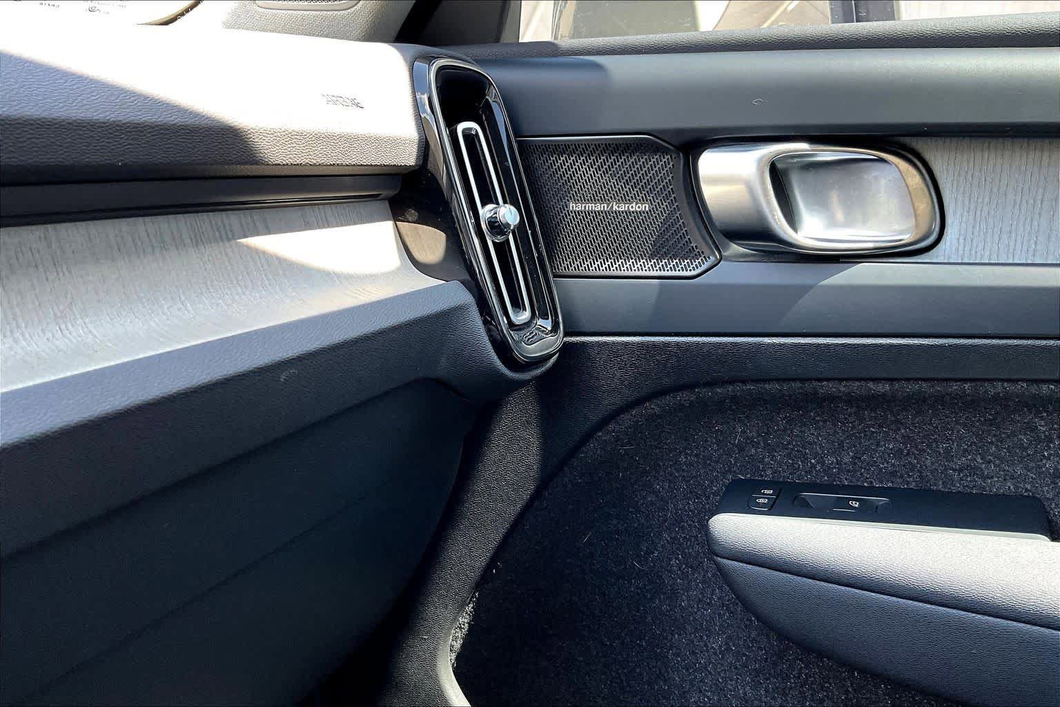 Used 2024 Volvo XC40 B5 Ultimate image 28
