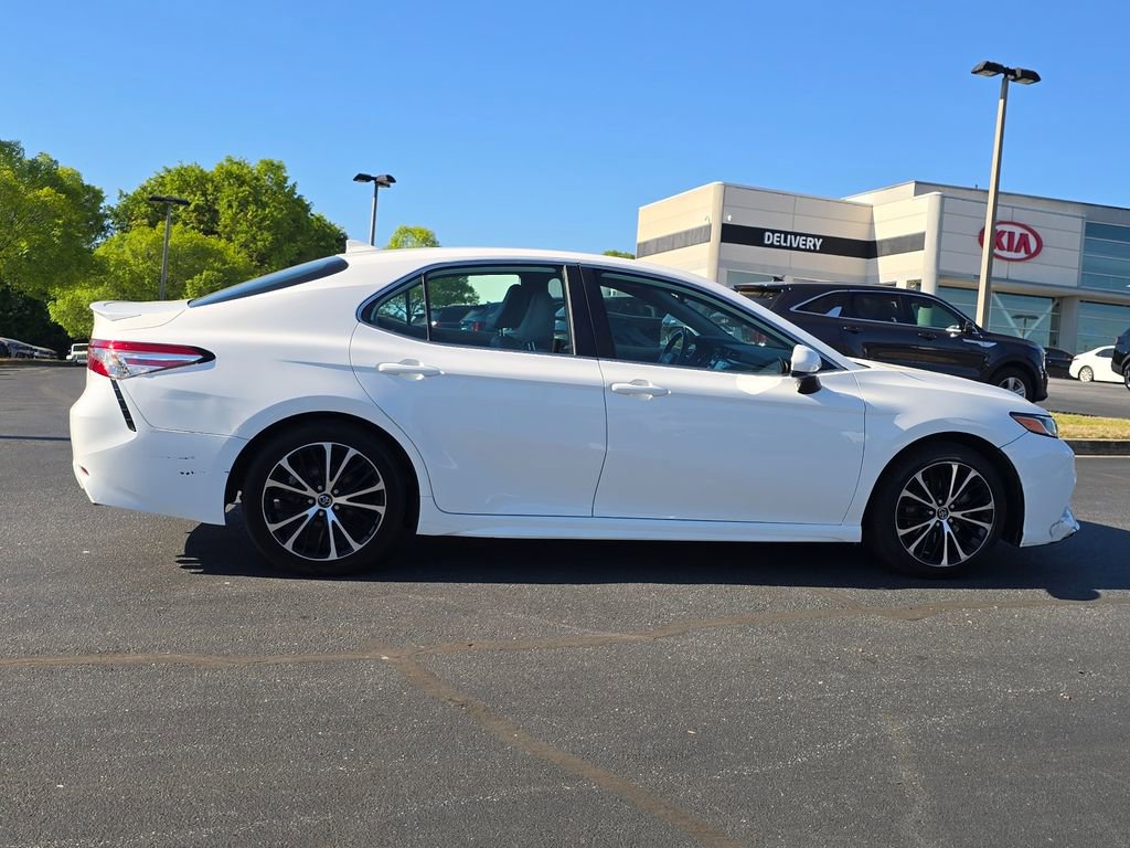 Used 2020 Toyota Camry SE FWD image 2