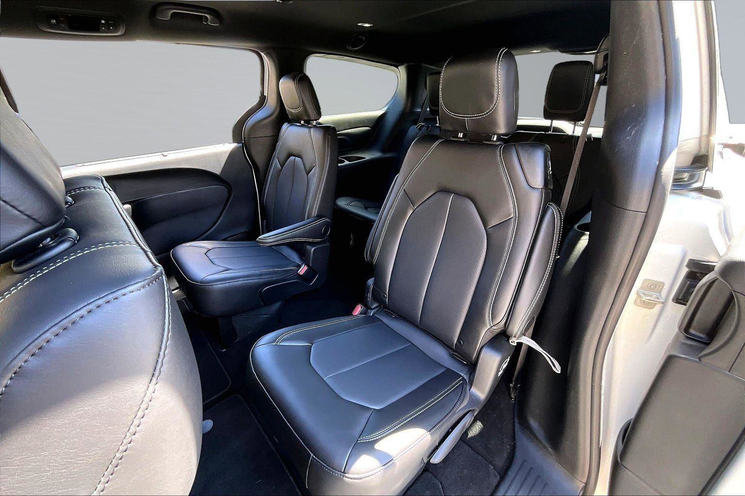 Used 2025 Chrysler Pacifica Select image 27