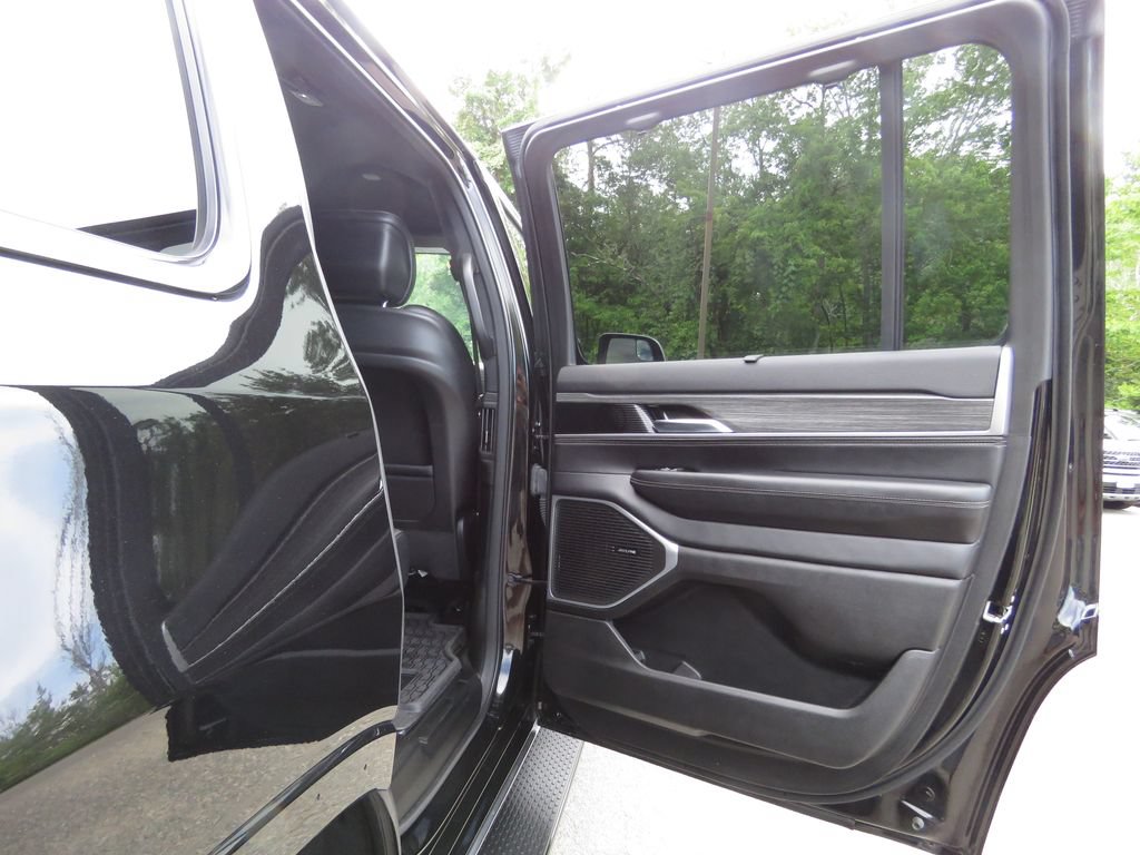 Used 2023 Jeep Wagoneer Series III w/ Convenience Group I AWD/4WD image 15