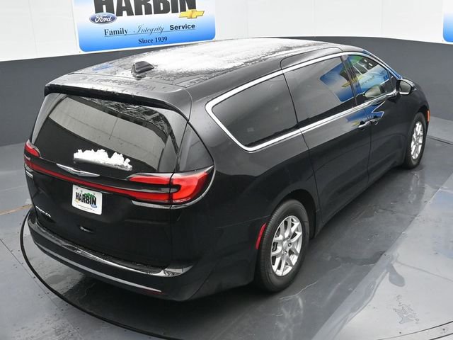 Used 2025 Chrysler Pacifica Select image 28