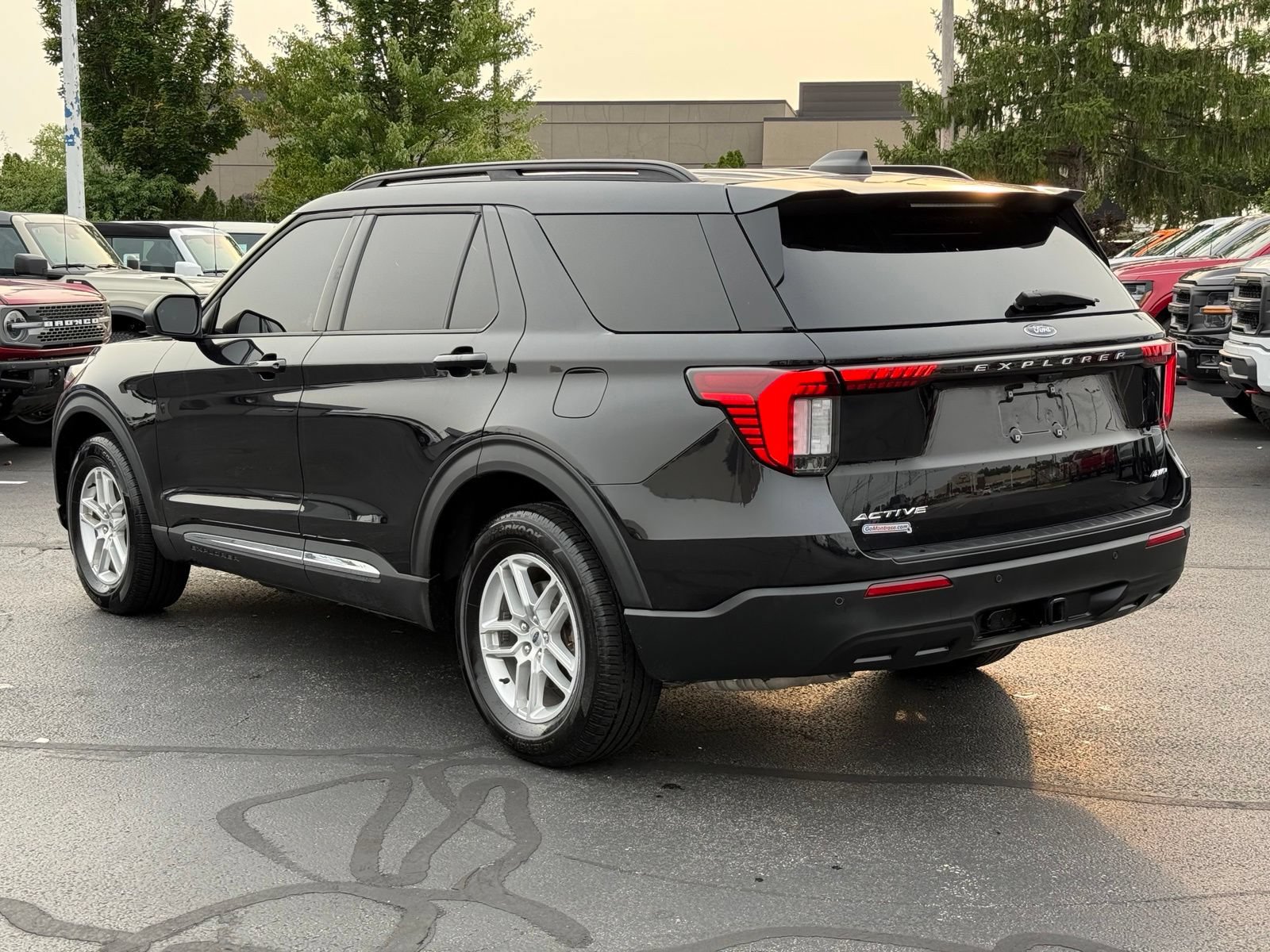 Used 2025 Ford Explorer Active AWD/4WD image 6