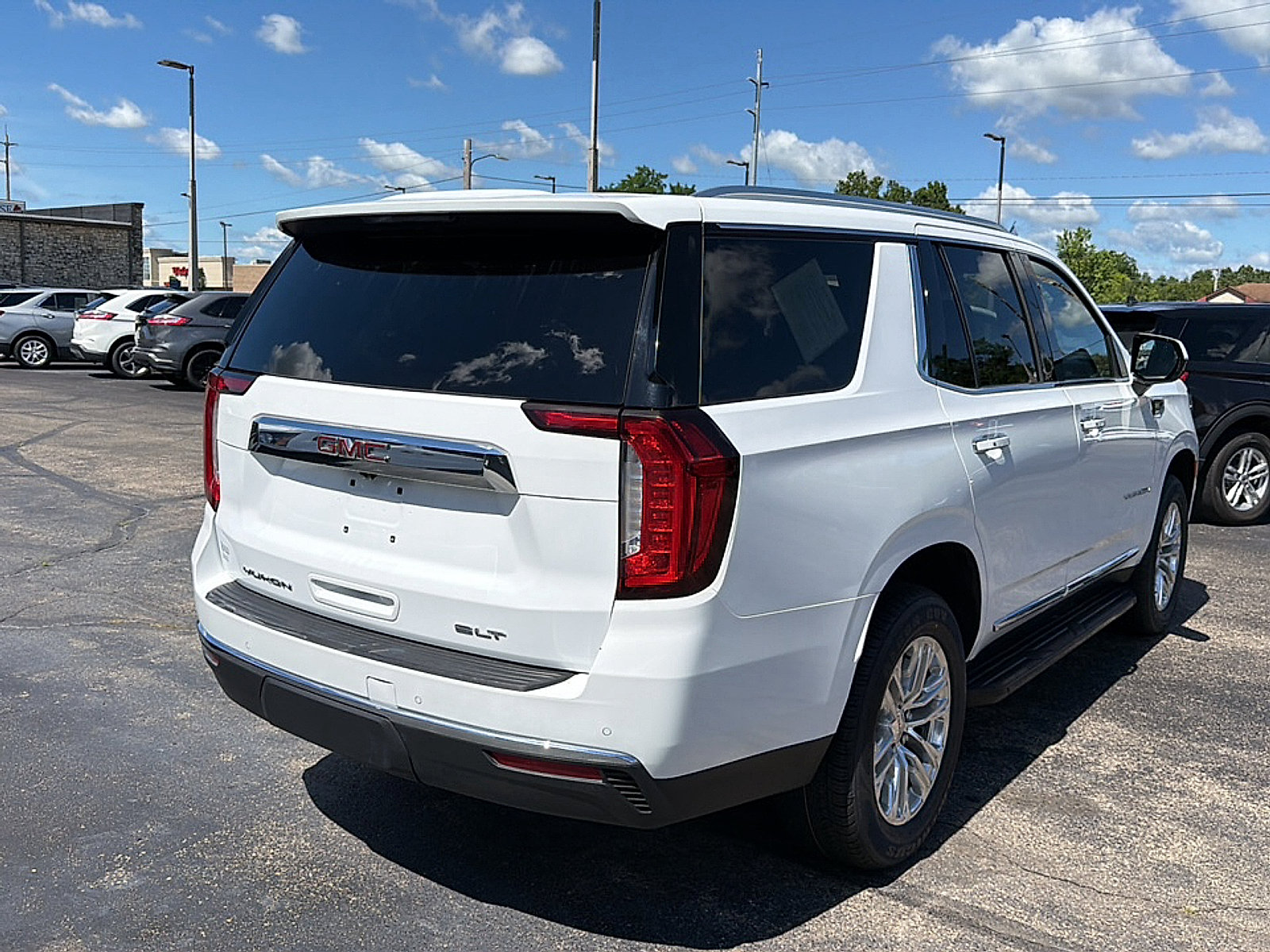 Used 2024 GMC Yukon SLT AWD/4WD image 9