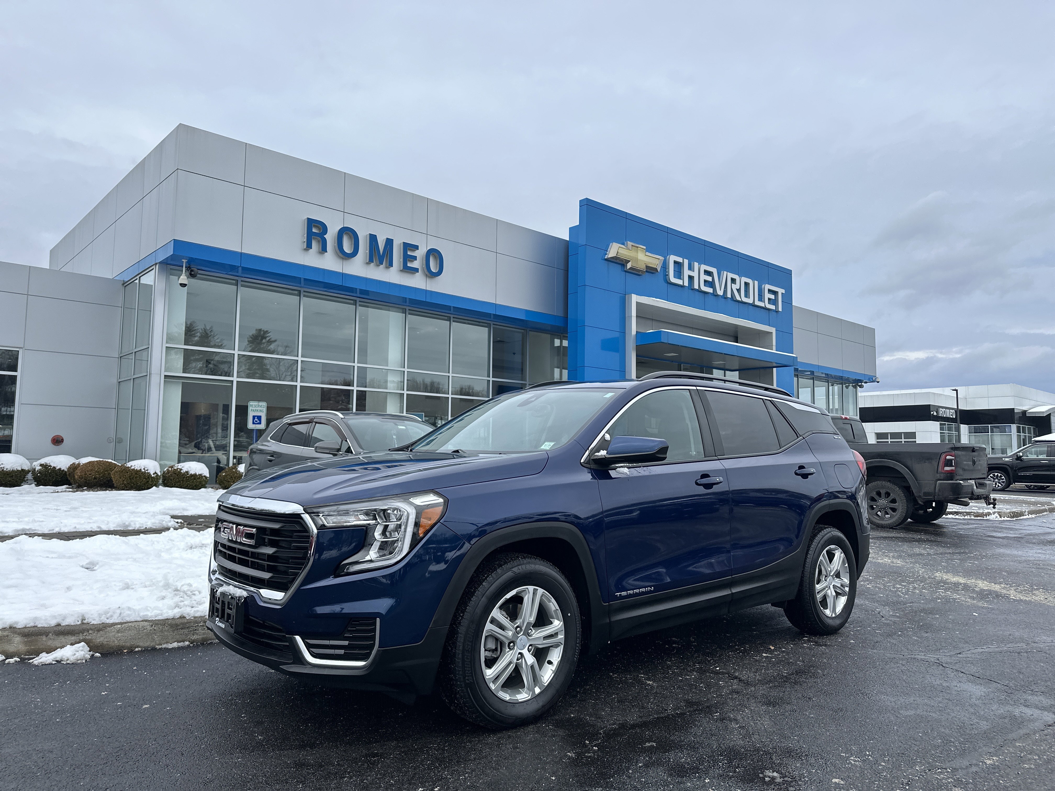 Used 2022 GMC Terrain SLE w/ Driver Convenience Package