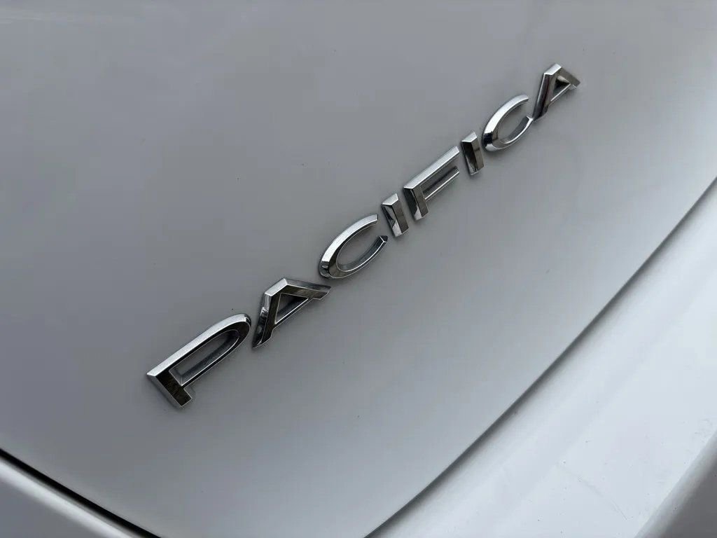 Used 2024 Chrysler Pacifica Touring-L image 9