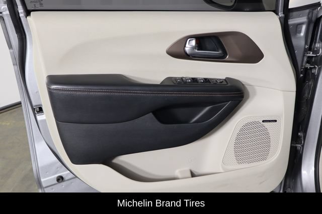 Used 2019 Chrysler Pacifica Touring-L Plus w/ Advanced Safetytec Group FWD image 20