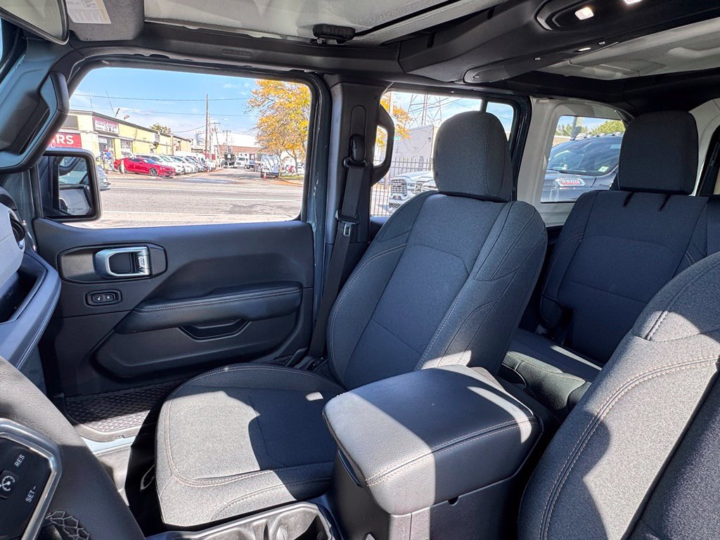 Used 2026 Jeep Wrangler Unlimited Sahara AWD/4WD image 15