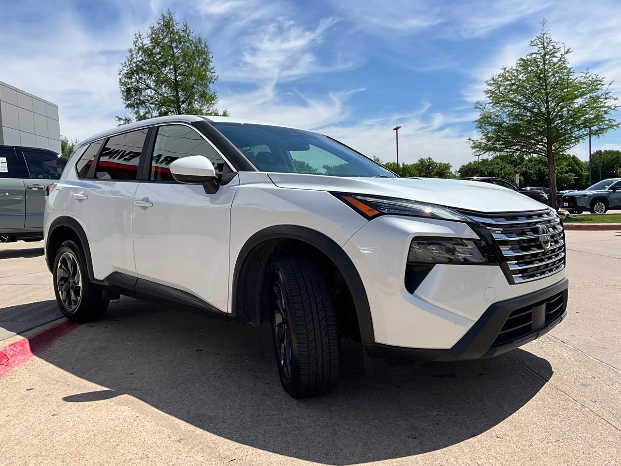 Used 2025 Nissan Rogue SV image 4