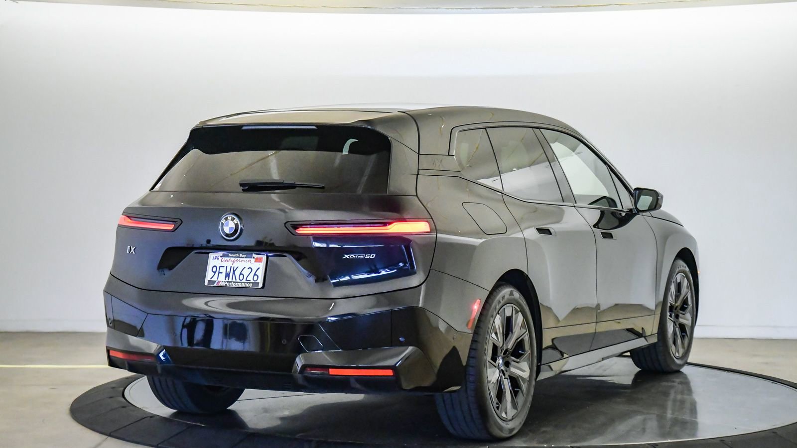 Certified 2023 BMW iX xDrive50 w/ Premium Package AWD/4WD image 5