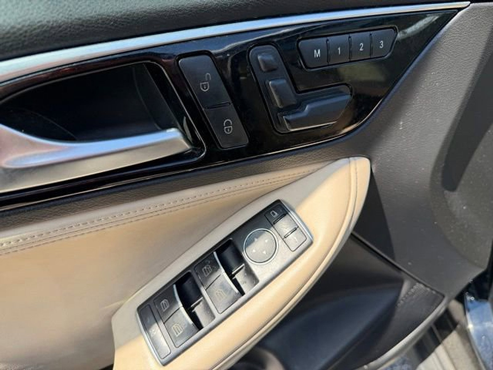 Used 2018 INFINITI QX30 Premium w/ Navigation Package AWD/4WD image 11