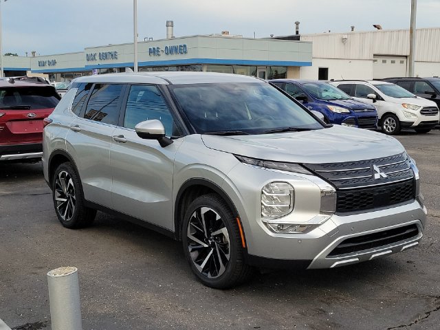 Used 2024 Mitsubishi Outlander SE FWD image 2