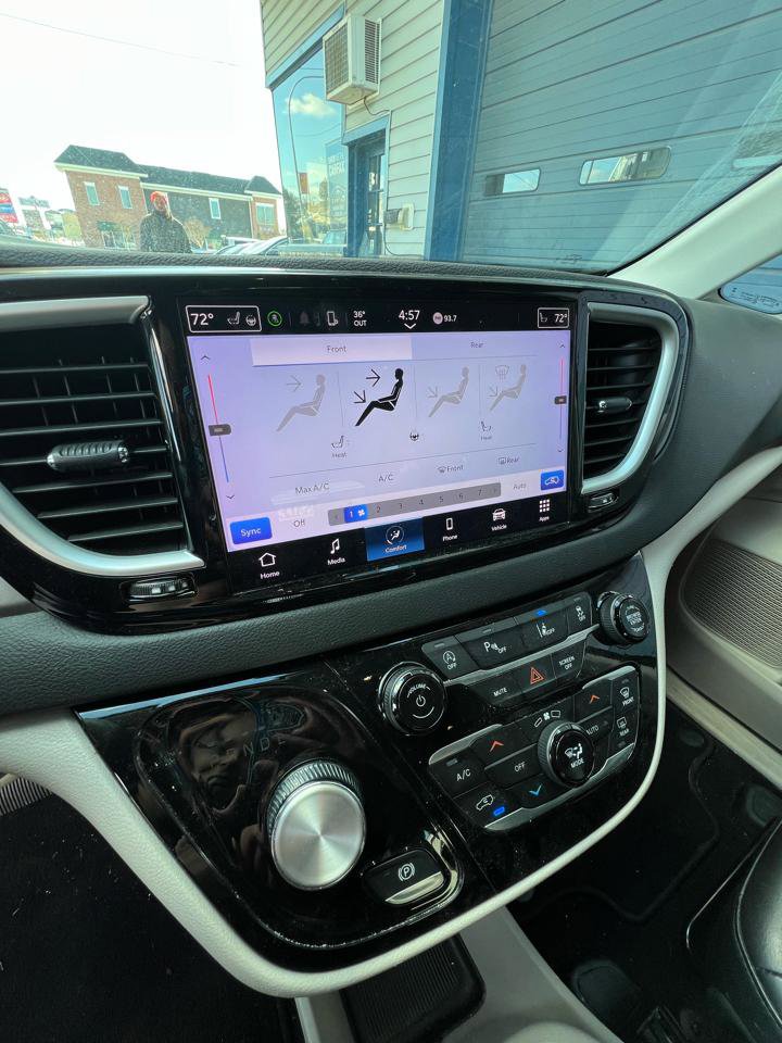 Used 2023 Chrysler Pacifica Touring-L image 24