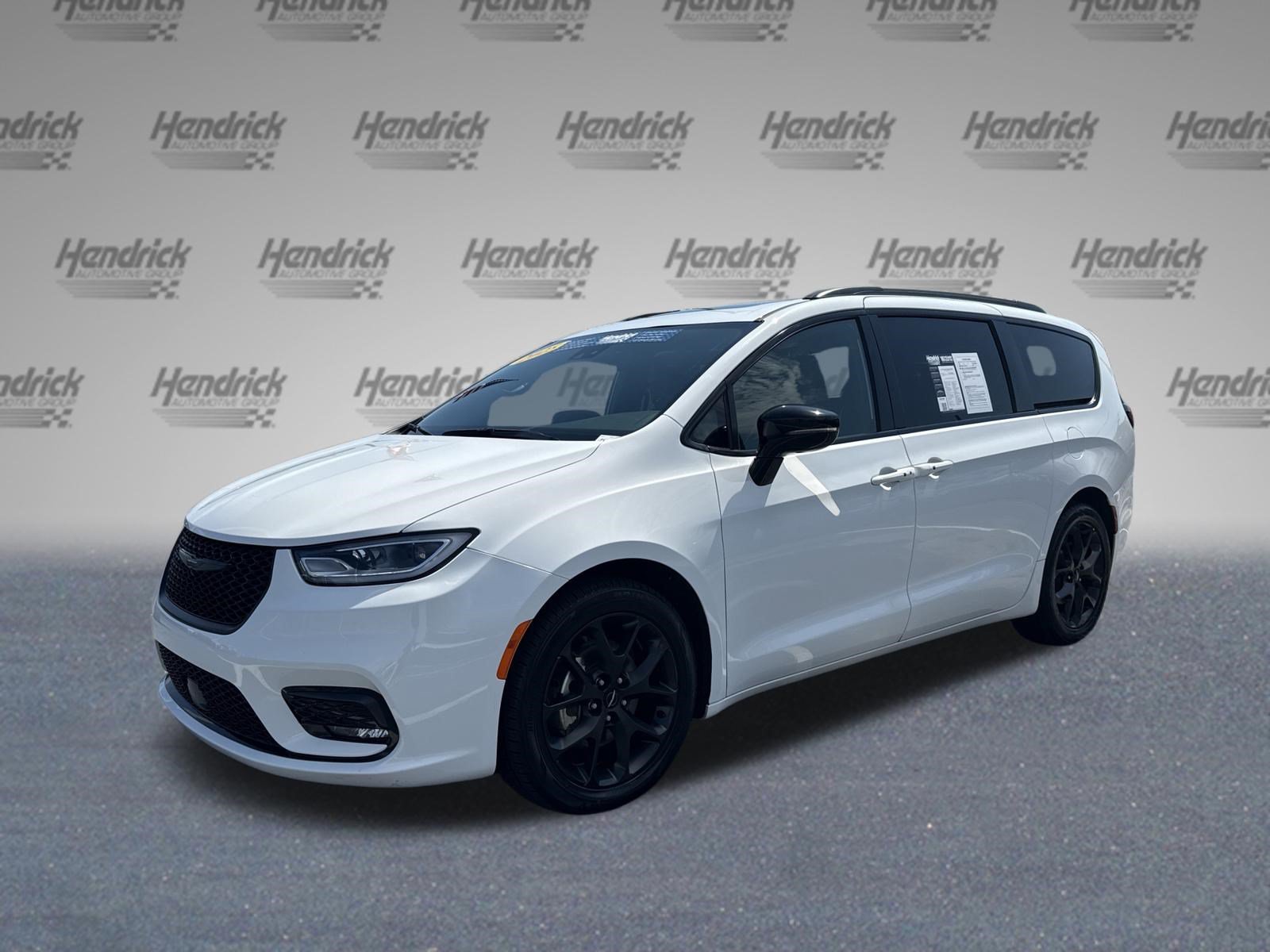 Used 2025 Chrysler Pacifica Limited FWD image 4
