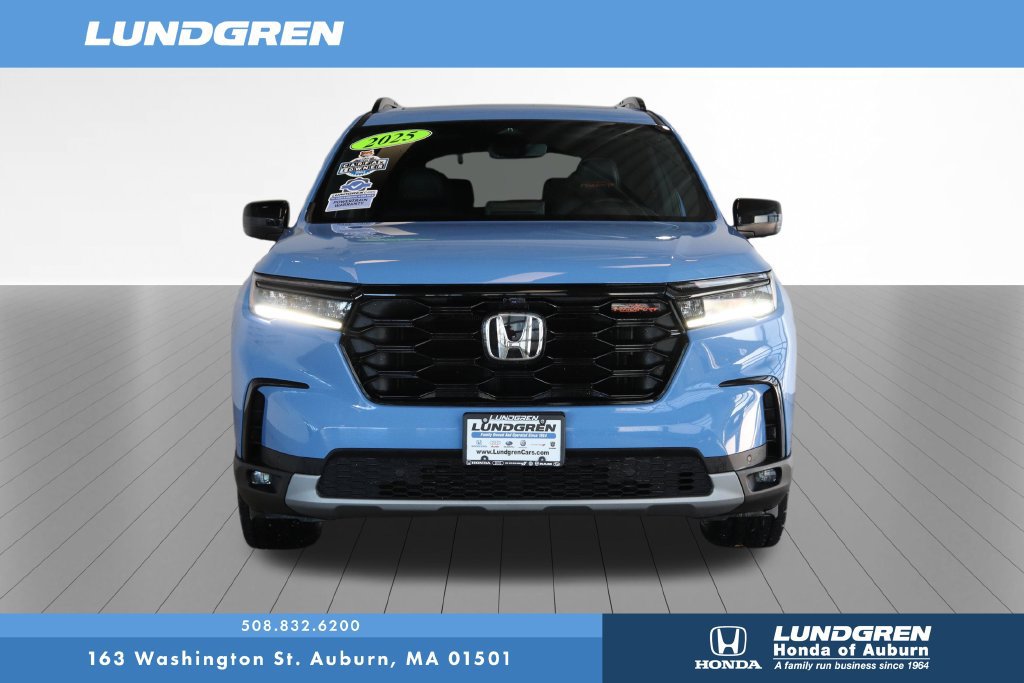 Used 2025 Honda Pilot TrailSport image 2