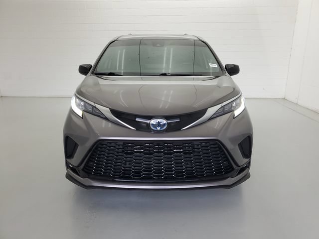 Used 2022 Toyota Sienna XSE w/ XSE Plus Package AWD/4WD image 3