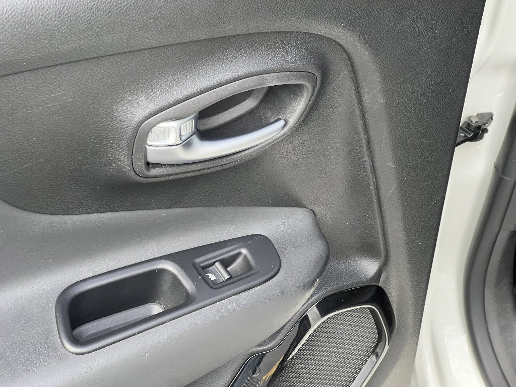 Used 2018 Jeep Renegade Altitude image 33