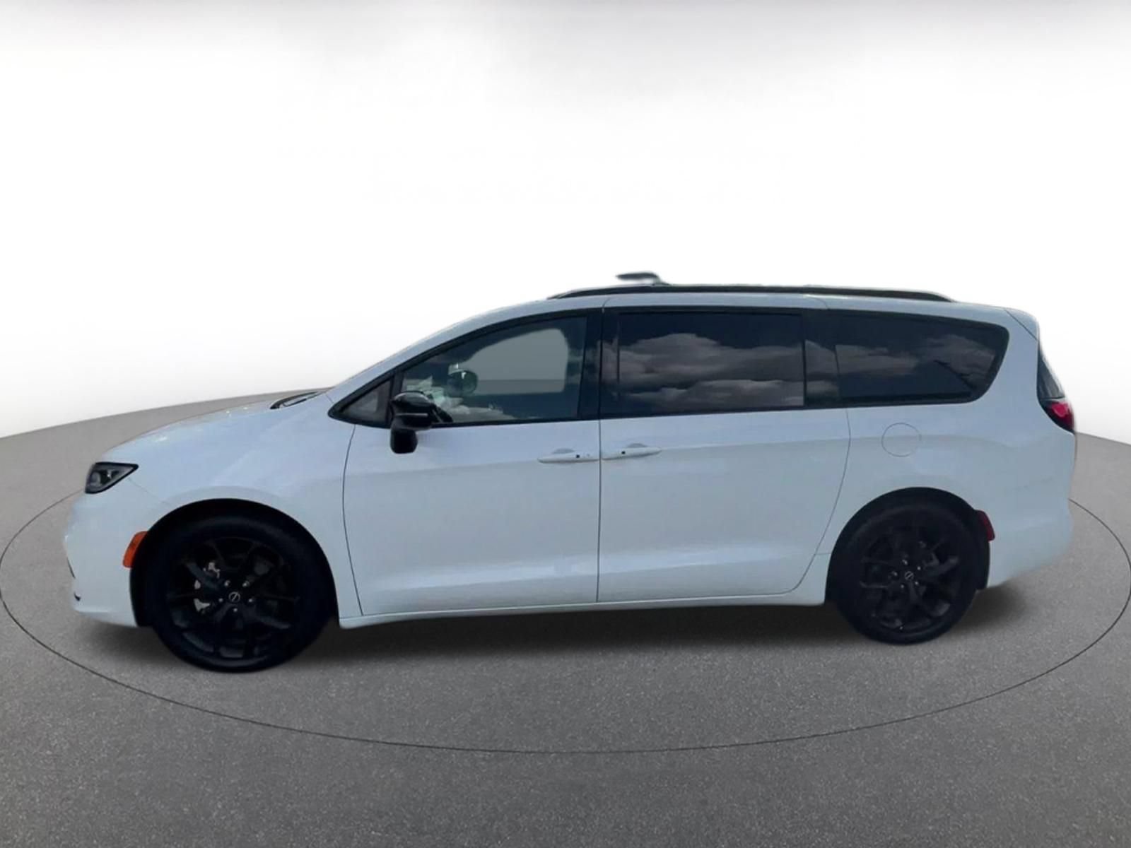 Used 2025 Chrysler Pacifica Limited FWD image 9