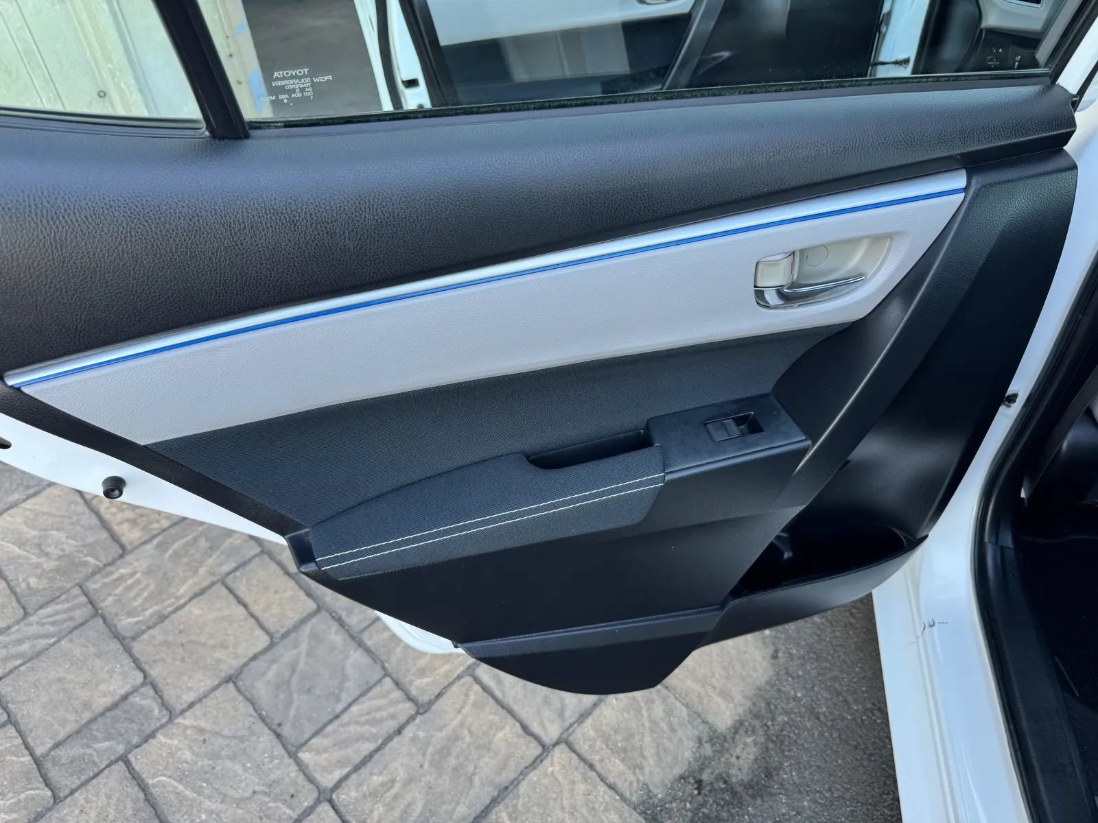 Used 2016 Toyota Corolla LE FWD image 31