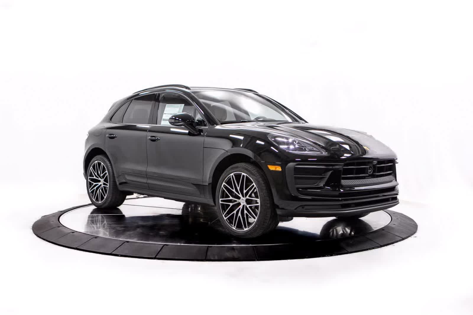Certified 2026 Porsche Macan AWD/4WD image 9