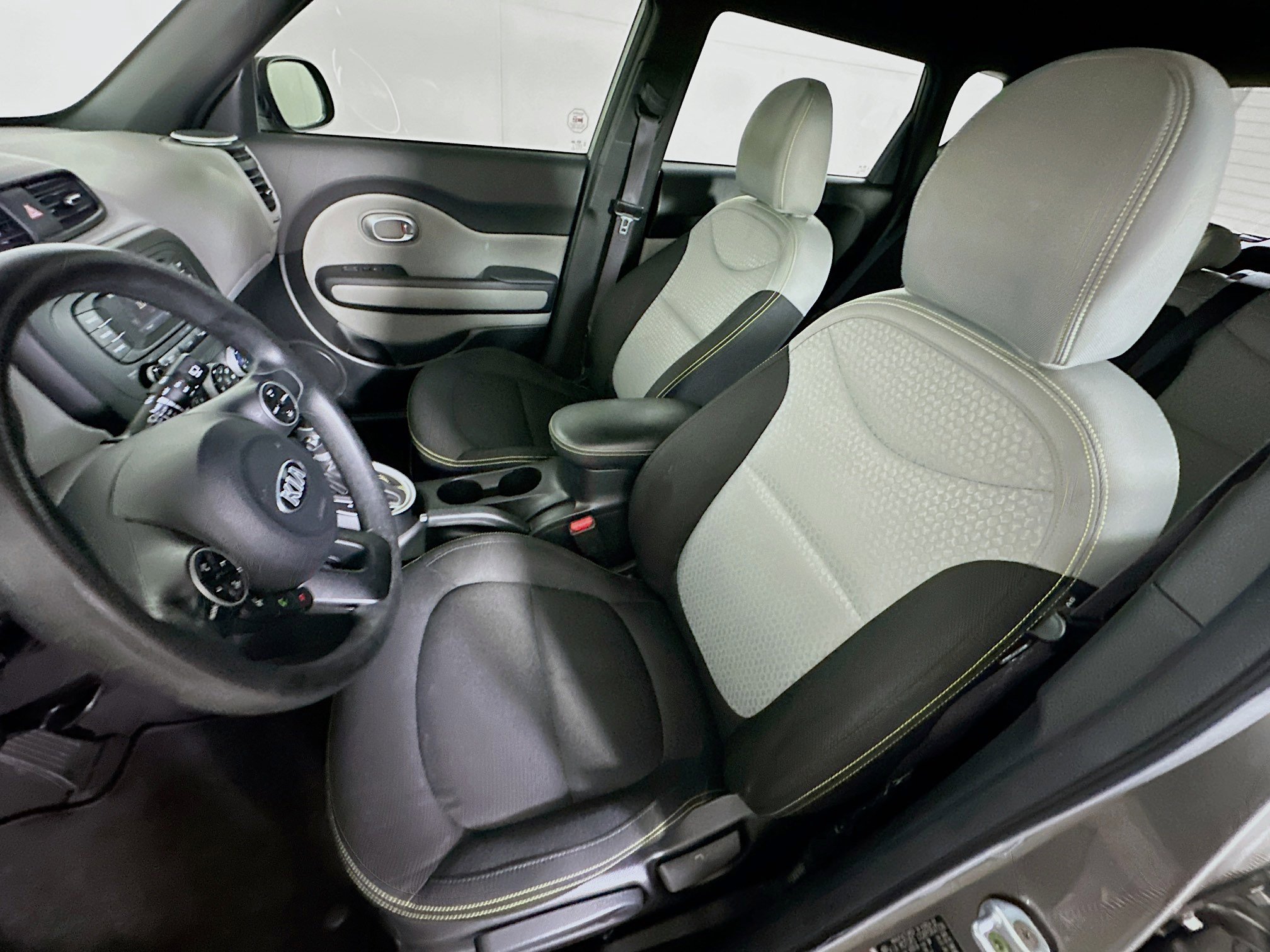 Used 2016 Kia Soul + image 13