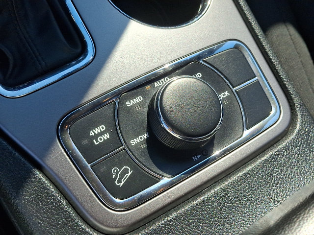 Used 2019 Jeep Grand Cherokee Laredo AWD/4WD image 26