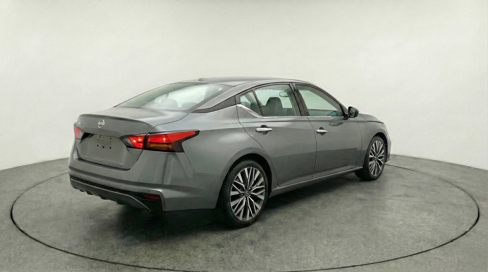 Used 2025 Nissan Altima 2.5 SV FWD image 9
