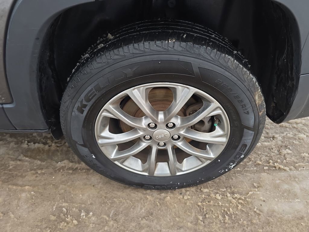 Used 2019 Jeep Cherokee Latitude Plus w/ Cold Weather Group image 28