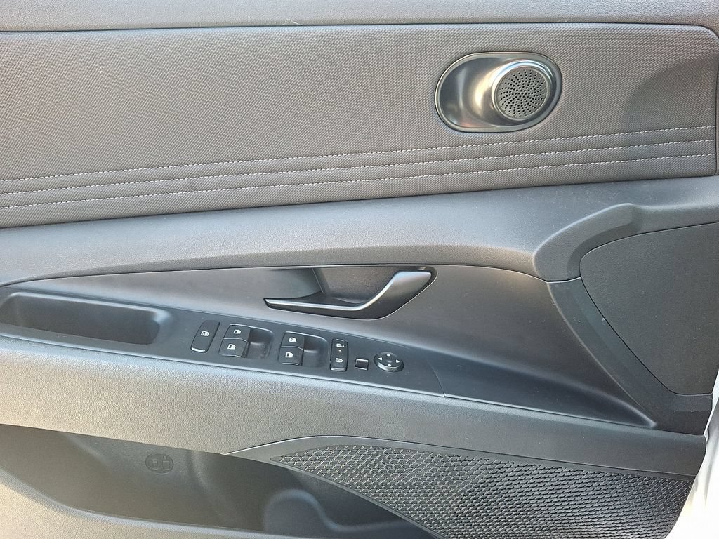 Used 2025 Hyundai Elantra SEL FWD image 13