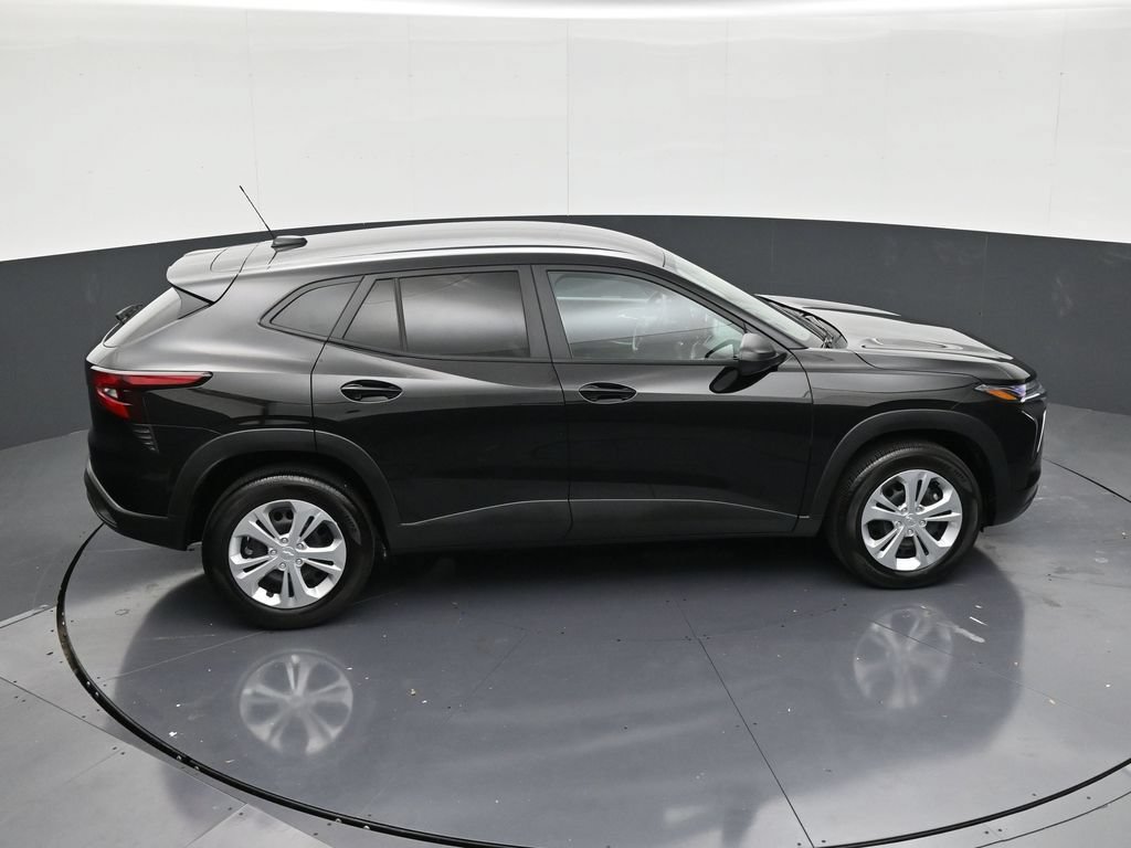 Used 2025 Chevrolet Trax LS FWD image 17