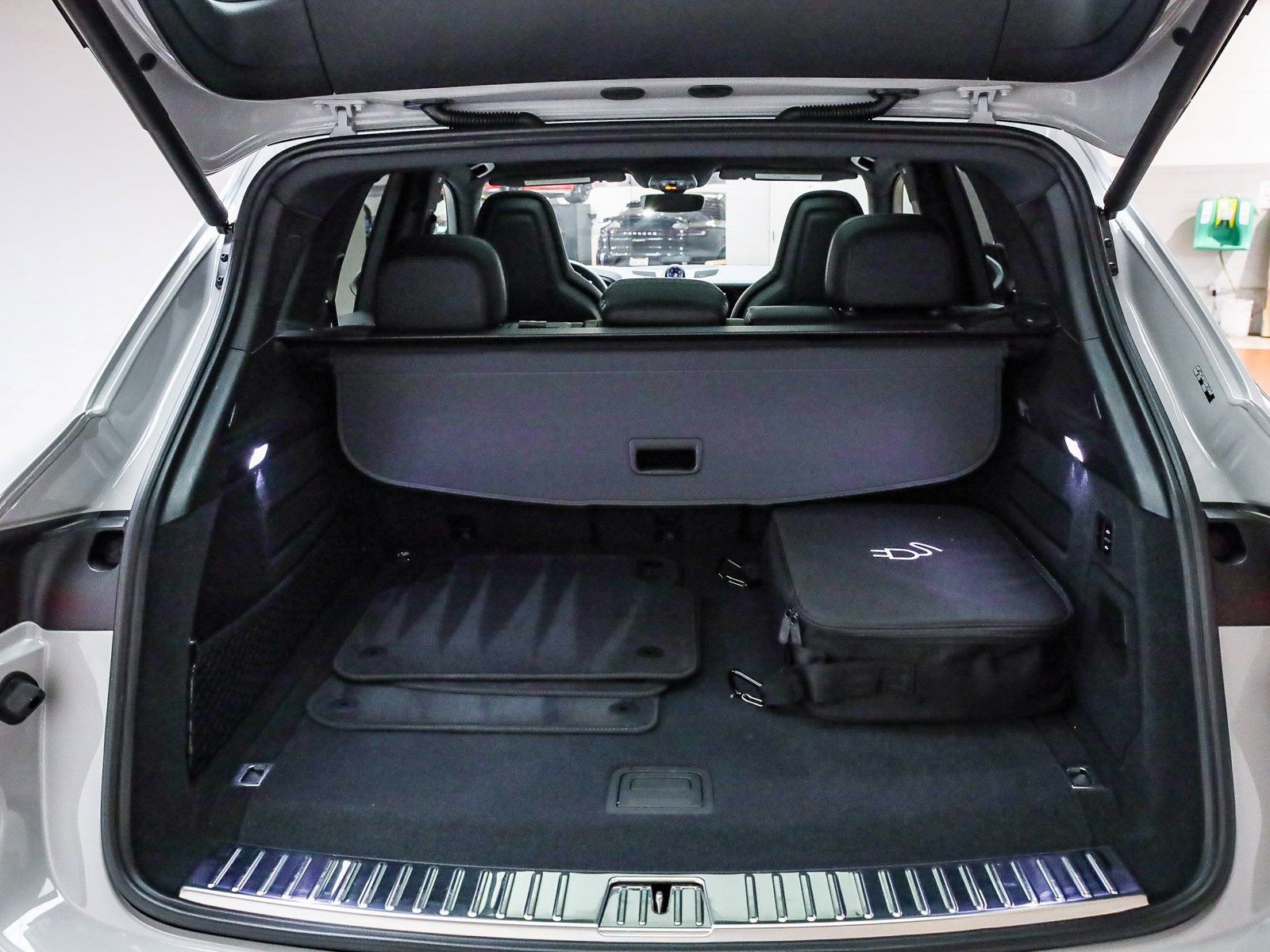 Used 2025 Porsche Cayenne E-Hybrid image 30