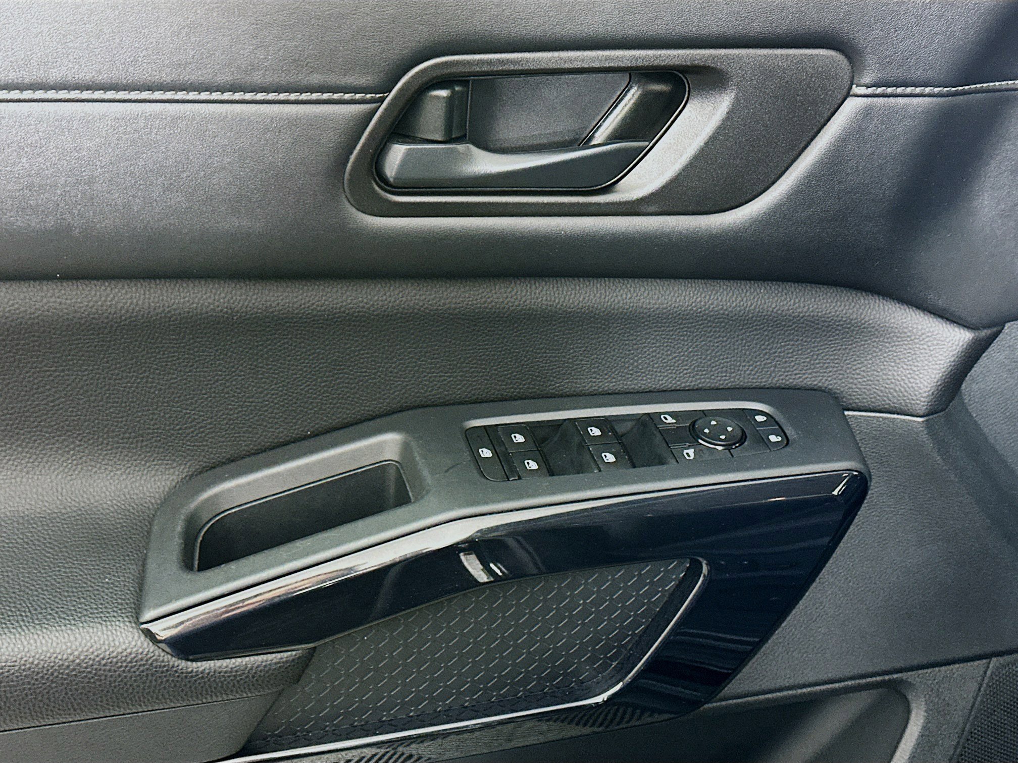 Used 2025 Nissan Pathfinder SV image 15