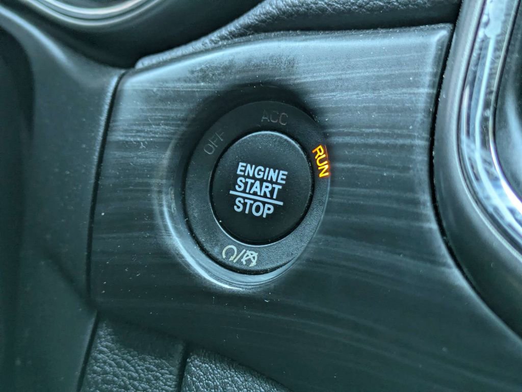 Used 2021 Jeep Grand Cherokee Laredo image 39