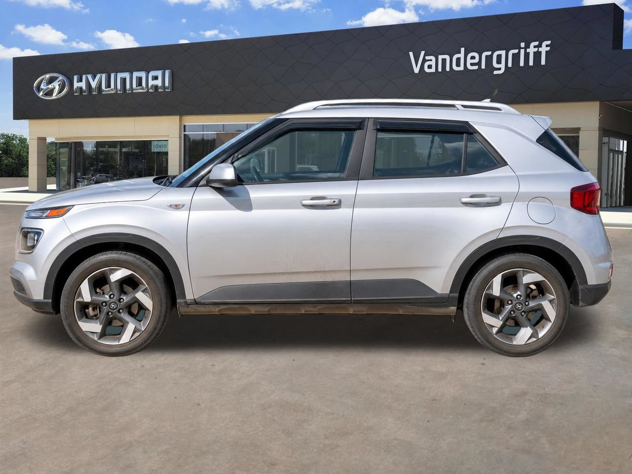 Used 2024 Hyundai Venue SEL FWD image 2