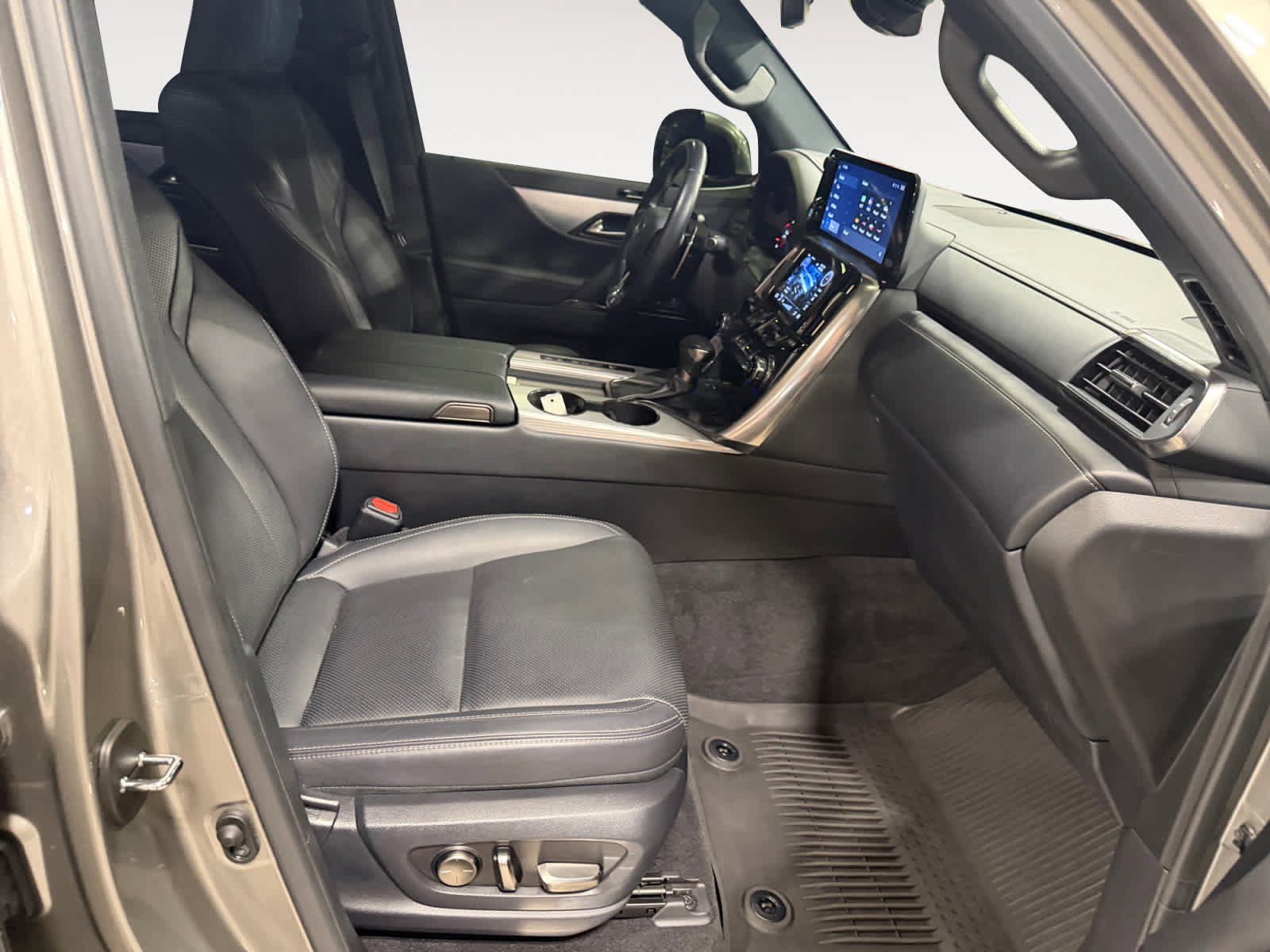 Used 2023 Lexus LX 600 F Sport w/ Accessory Package (Z1) AWD/4WD image 16