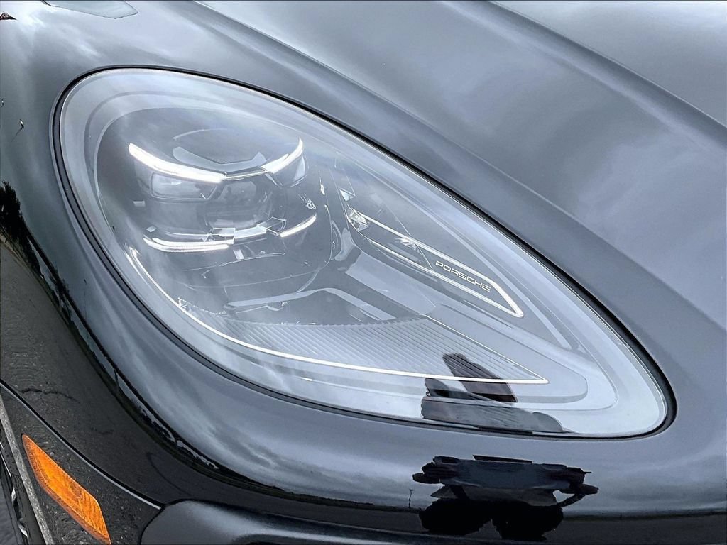 Certified 2025 Porsche Macan AWD/4WD image 12