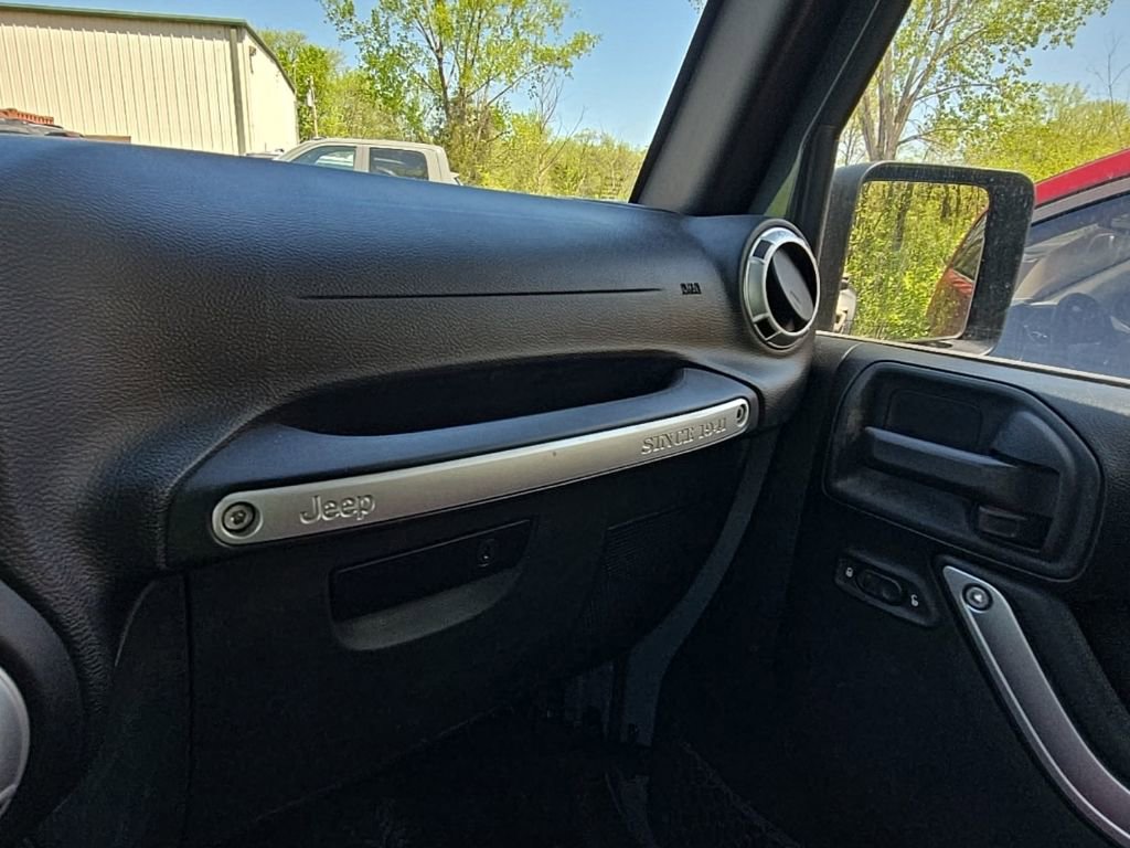 Used 2015 Jeep Wrangler Unlimited Rubicon w/ Connectivity Group image 23