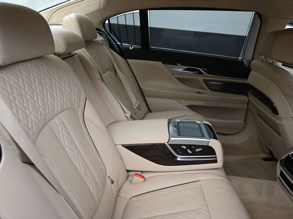 Used 2016 BMW 750i xDrive image 25