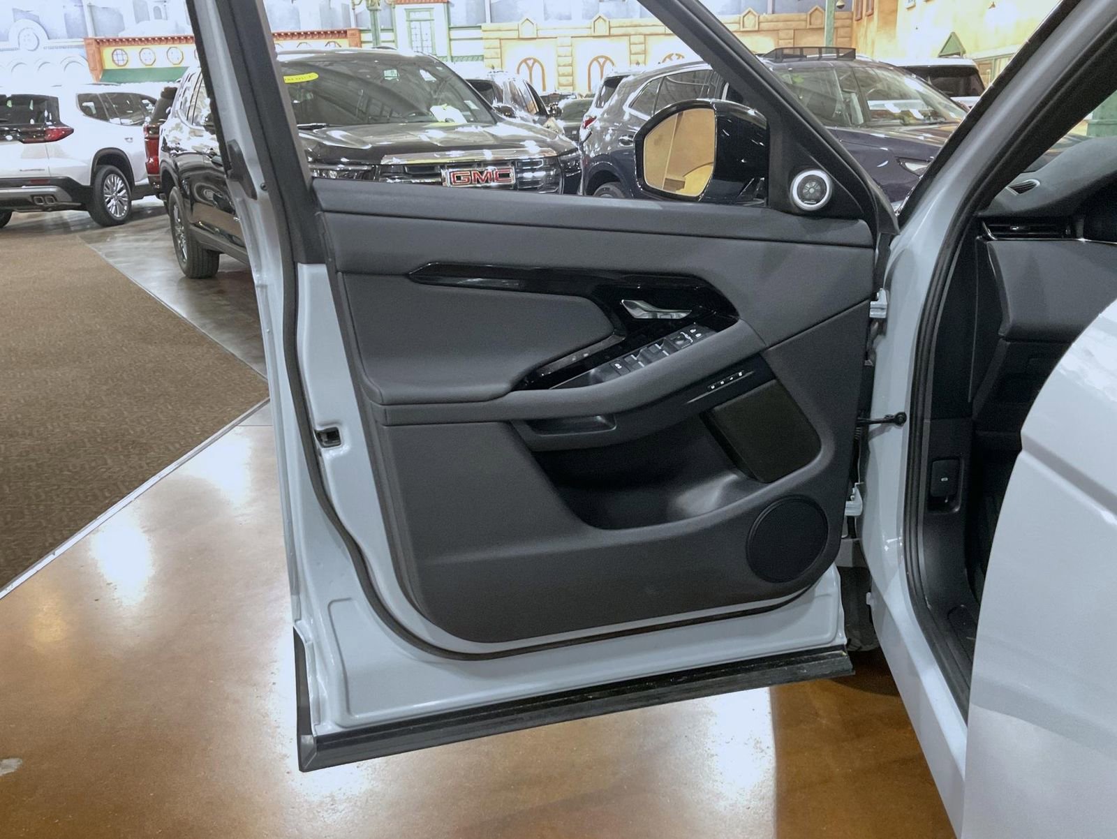 Used 2025 Land Rover Range Rover Evoque S image 9