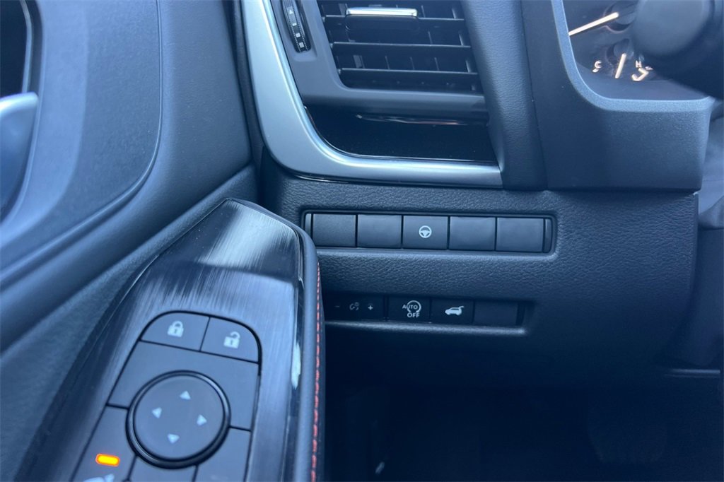 Used 2025 Nissan Rogue SV image 31