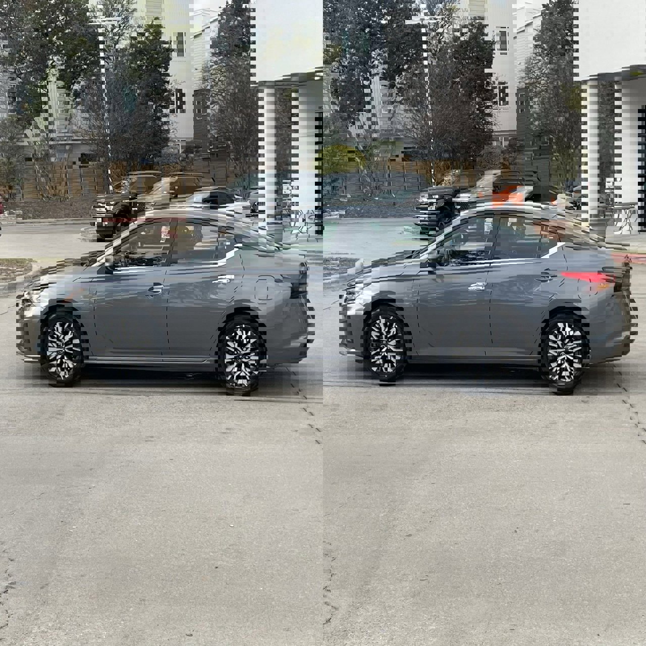 Used 2024 Nissan Altima 2.5 SV image 3