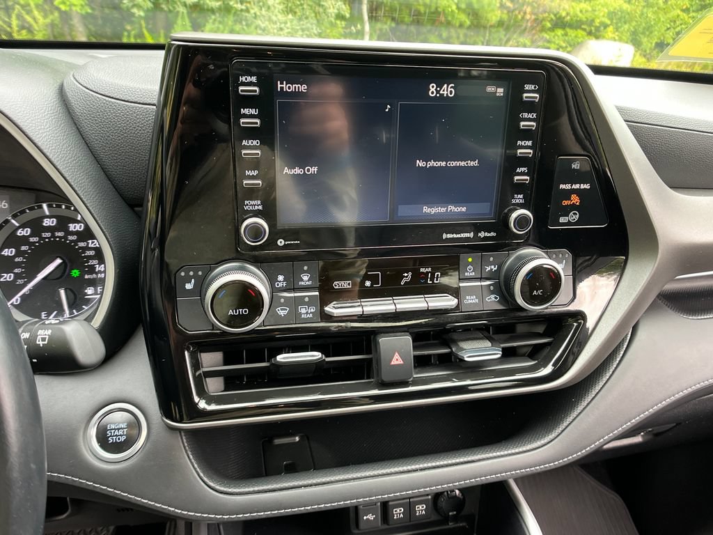 Used 2021 Toyota Highlander XLE AWD/4WD image 16